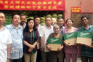 地方政府和理事們向窮人贈送禮物。