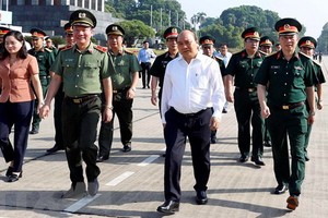 政府總理阮春福(前中)進行檢查胡志明主席陵定期保養工作。（圖源：越通社）