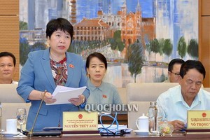 國會社會問題委員會主任阮翠英（前左）在會議上闡述報告。（圖源：Quochoi.vn）