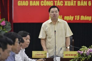 中央宣教部副部長黎孟雄（站立者）主持會議並發表講話。