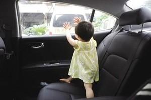 千萬別把小朋友單獨留在汽車內！（示意圖源：互聯網）
