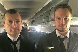 烏拉爾航空A321航班機長（左）和副駕駛被授予‘俄羅斯英雄’稱號。（圖源：Ural Airlines）