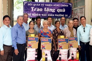 會館各理監事向貧困人家贈送禮物。