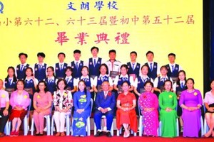 初中畢業生與校委及老師們合照。