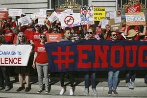 當地時間17日，數百人在美國三藩市市政廳外集會，要求聯邦政府推動新的槍枝管制立法，避免槍枝氾濫引起的傷亡事件再度發生。（圖源：互聯網）