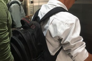 乘搭電梯時也揹著背包，會給站在後面的人帶來“難受”的感覺。