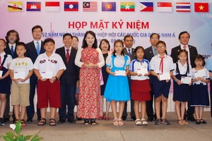 市越南東盟友好協會向舊邑和平盛郡共45名學生頒發助學金。