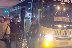 交警對超載客車的司機進行處罰。（圖源：春芳）