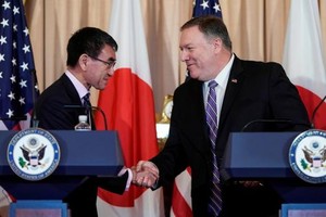 圖為 4月19日美國國務卿彭佩奧（右）與日本外相河野太郎在華盛頓會晤。（圖源：路透社）