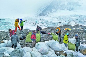尼泊爾派人在珠峰收集垃圾。（圖源：AP）