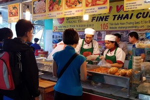 顧客排隊購買泰國美食。