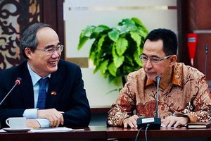 市委書記阮善仁（左）與印尼大學領導交談。（圖源：越華）