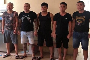 被起訴的杜文光（左二）及其4名團夥。（圖源：警方提供）