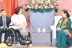 黨中央政治局委員、國會常務副主席從氏放（右）接見美國參議員譚美‧達克沃斯。（圖源：Quochoi.vn）