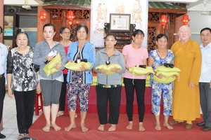 釋惟鎮住持與各代表向貧戶派發禮物。