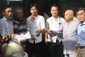 福慧慈善組代表與諸位熱心人士向視障者派發禮物。