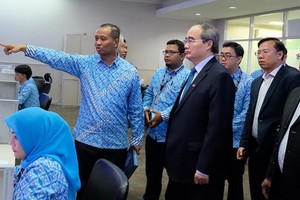 市委書記阮善仁同志正考察雅加達地鐵。（圖源：喬峰）