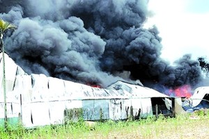 火焰觸及易燃物料隨即迅速蔓延，猛烈燃燒。（圖源：互聯網）