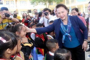 國會主席阮氏金銀問候少數民族學生。（圖源：越通社）