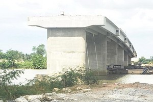 隆大橋工程因受場地清拆影響而停滯不前。