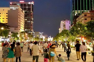 阮惠街本月 30 日晚禁車。圖為阮惠步行街夜景一瞥。（示意圖源：互聯網）