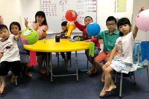 學生們開心地提著自己做的花燈。