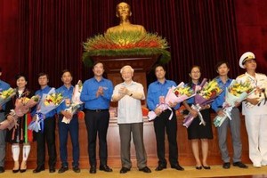 黨中央總書記、國家主席阮富仲與模範青年黨員會晤。（圖源：越通社）