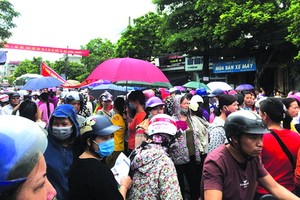 2000多名工人前往該公司辦事處聚集並湧至海防市建安郡黃國越街，拉橫幅維權。