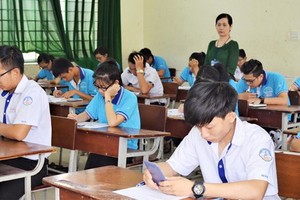 考生參加由安江大學考點主持的 國家高考。