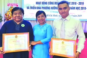 市教育與培訓廳工會主席阮氏女向市華語成人教育中心工會頒發“出色工會”集體獎。