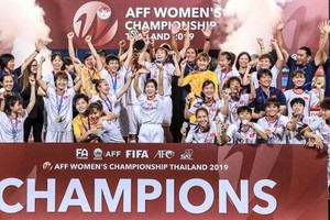 女國足獲獎勵５億元。圖為我國女足隊喜慶奪冠佳績。（圖源：互聯網）