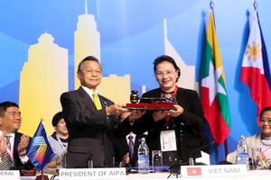 國會主席阮氏金銀從泰國接收AIPA 41主席榮譽錘。（圖源：越通社）