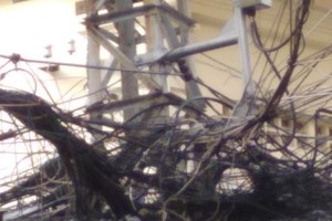 電力部門須加派人手檢查輸電線路，尤其是在各居民區裡目前仍有不少像“蜘蛛網”的電線。