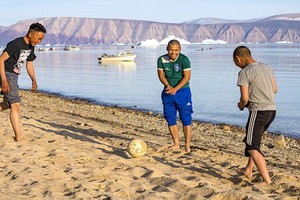 當地人穿著T恤在海灘上娛樂。（圖源：互聯網）