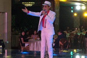 葉振棠以《勝利雙手創》揭開了序幕，現場掌聲不斷。