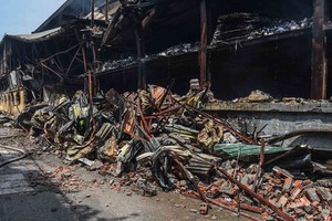 曙光燈泡廠大火燃燒5個小時熄滅後的現場一片狼藉。（圖源：互聯網）