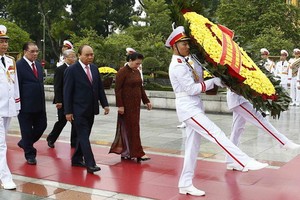 黨中央委員會、國會、國家主席、政府與越南祖國陣線中央委員會代表團昨(30)日上午，前往晉謁胡志明主席陵，敬獻花圈。（圖源：越通社）