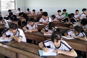 學生專心做習題。