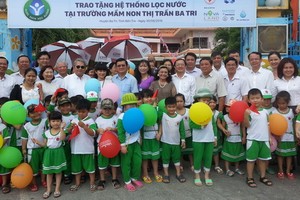 原國家主席張晉創、市貧窮病人輔助會主席陳成隆等人出席是次典禮，並前往巴知鎮幼兒園參觀、驗收工程後同該校師生合照。