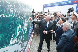 澳大利亞總理斯科特‧莫里森觀看F1河內賽工程藍圖。（圖源：互聯網）