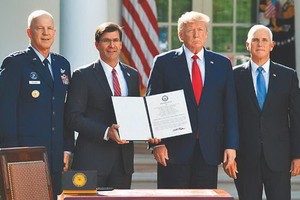 美國防部長埃斯珀展示簽署後的太空司令部成立文件。（圖源：互聯網）