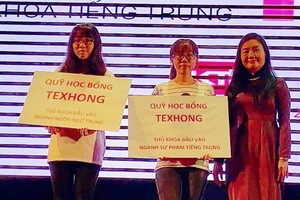 該學系主任阮瓊雲(右一)向兩位榜首頒發獎學金。