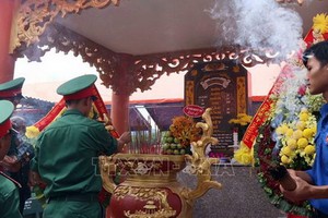 各代表在農山英雄烈士紀念碑落成儀式上敬香緬懷英烈。