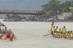 2019年廣平省廣寧縣傳統賽龍舟盛會一瞥。（圖源：視頻截圖）