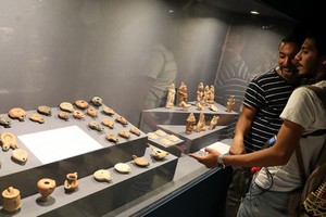 人們在坦塔博物館內參觀。