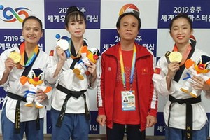 阮清輝主教練與3名奪得拳套金牌的運動員。（圖源：互聯網）