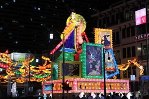 新加坡牛車水慶中秋活動8月31日晚間亮燈，高達11公尺高的嫦娥主燈飾穿梭古今，尤為搶眼。（圖源：互聯網）