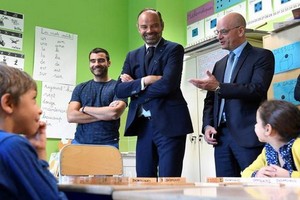 當地時間 9月2日，法國上塞納省克利希，法國總理愛德華-菲利普當天在法國教育部長布朗蓋的陪同下，視察位於巴黎郊區的 Toussaint Louverture 學校，與迎來新學期的孩子們互動交流。（圖源：互聯網）