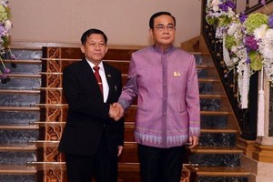 泰國總理兼國防部長巴育（右）3日在曼谷會見緬甸國防軍總司令敏昂萊。（圖源：互聯網）