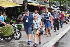 外國遊客到本市觀光旅遊。